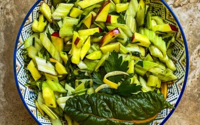 Mangold-Apfel-Salat mit Selleriegrün